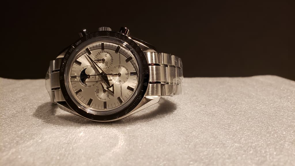 研磨を希望する場合、日本オメガ正規店と民間の時計修理店のどちらにオーバーホールと研磨を依頼すべきか？