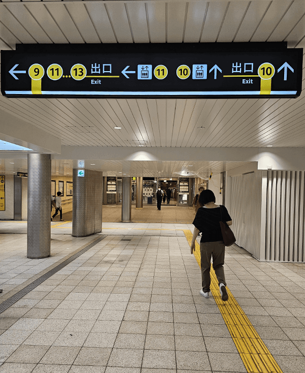 地下鉄メトロ線　淀屋橋駅の10番出口方向へ進みます。