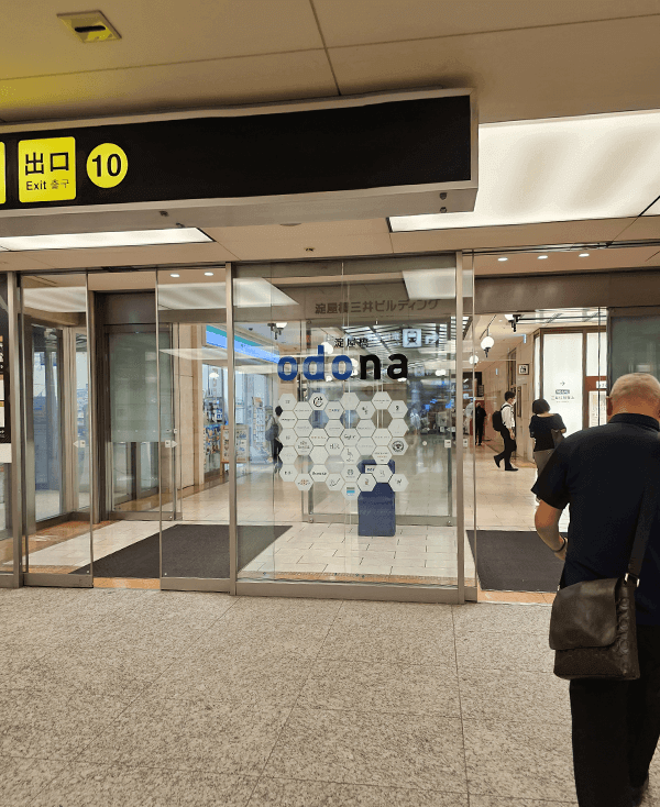 淀屋橋odonaの入り口が見えてくるので中に入ります。