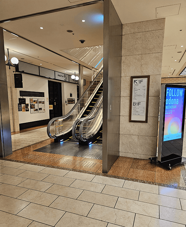 そのまま直進すると左手にエレベーターが見えてくるので、エスカレーターで1階へ行きます。