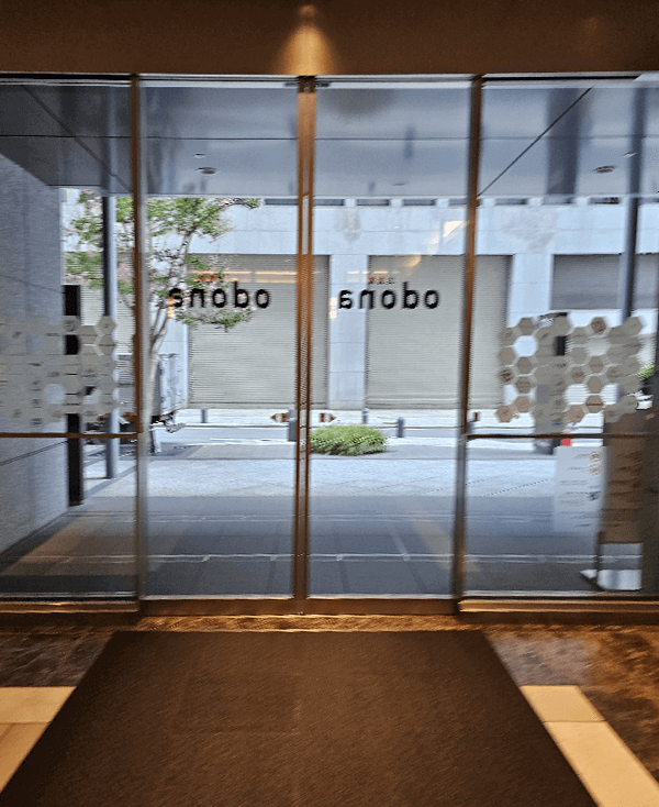 エレベーター横の自動ドアから外に出ます。