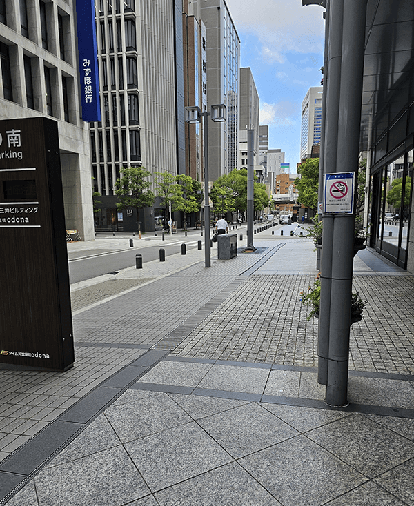 自動ドアを出たら右へ真っすぐ進みます。