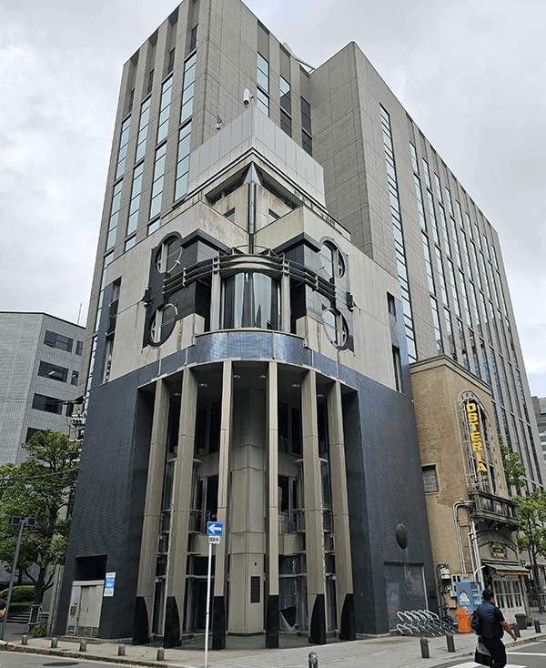 少し進むと到着です。エレベーターで5階へお越しください。